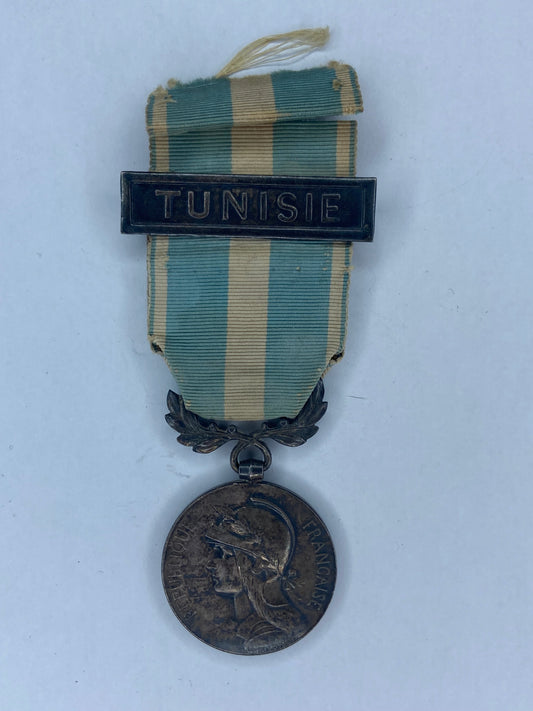 FRANCE COLONIAL MEDAL WITH TUNISIE BAR. SILVER. HALLMARKED.