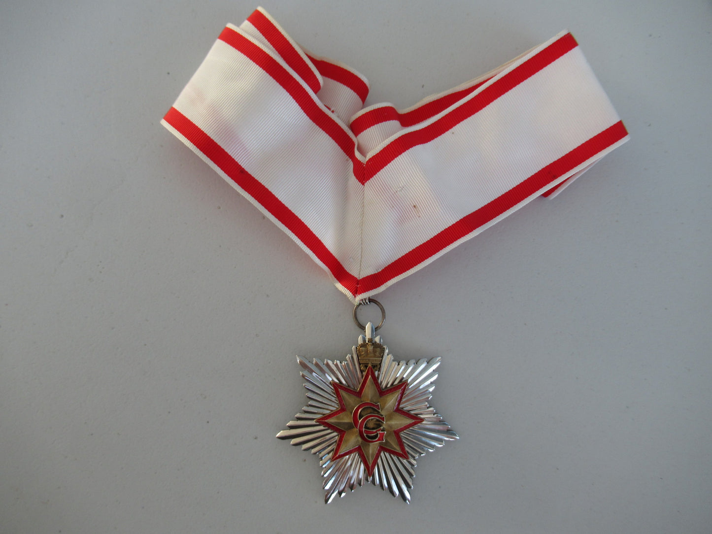 USA SOCIETY BADGE FOR THE HEREDITARY ORDER OF DECENDANTS OF COLONIAL GOVERNORS. SPECIAL NECK BADGE GRADE.