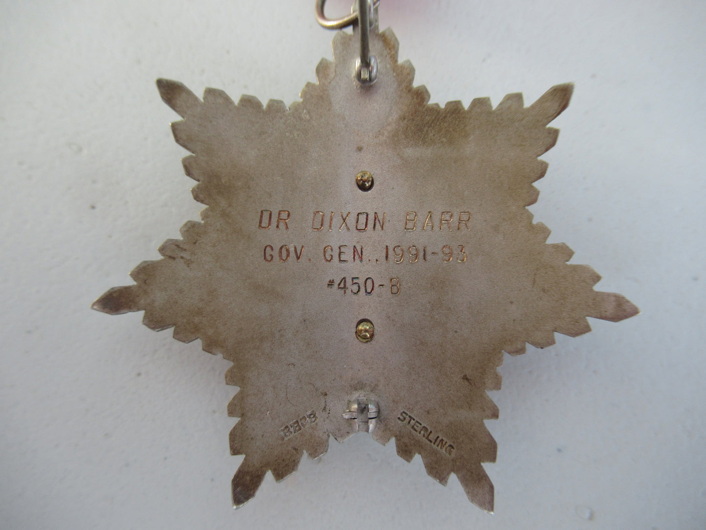 USA SOCIETY BADGE FOR THE HEREDITARY ORDER OF DECENDANTS OF COLONIAL GOVERNORS. SPECIAL NECK BADGE GRADE.