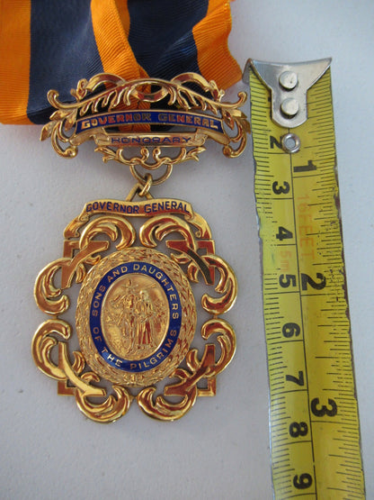 USA SOCIETY BADGE FOR THE SONS AND DAUGHTERS OF THE PILGRAMS. SPECIAL NECK BADGE GRADE. HONORARY GOVERNOR GENERAL TOP BAR. MARKED GOLD FILLED BY J.E. CALDWELL. VERY RARE!