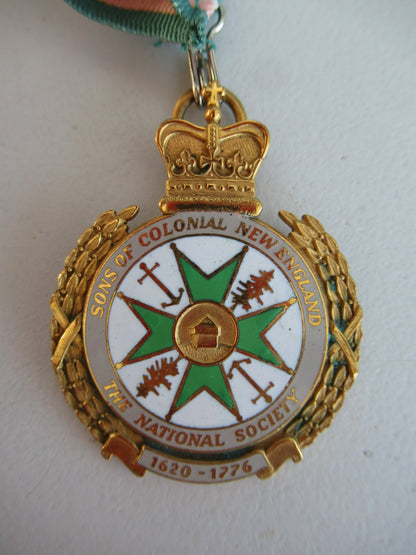 USA SOCIETY BADGE FOR THE NATIONAL SONS OF COLONIAL ENGLAND. SPECIAL NECK BADGE GRADE. MARKED BB&B.