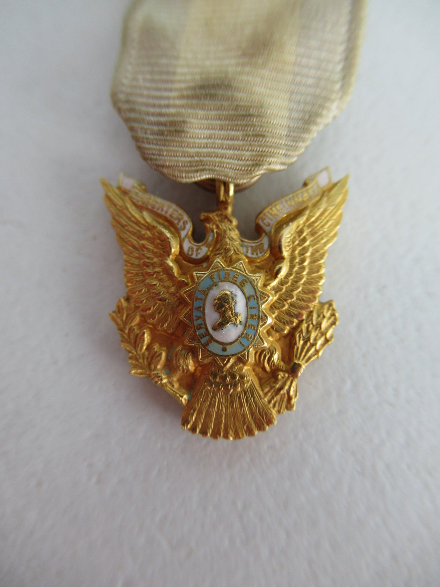 USA SOCIETY OF THE DAUGHTERS OF CINCINNATI BADGE MEDAL. MINIATURE MEDAL. MADE IN SOLID GOLD. NUMBERED 610. VERY RARE!