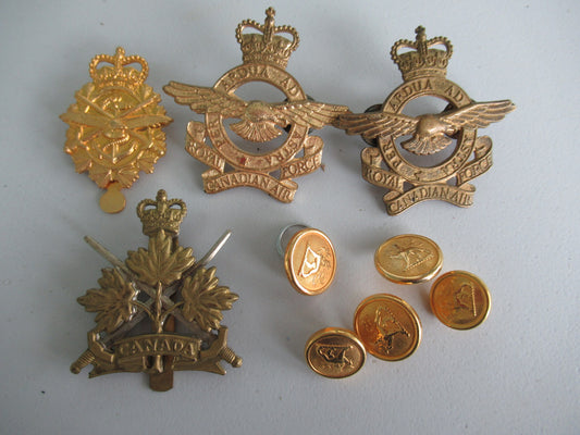 CANADA ASSORTED GROUP OF MILITARY UNIFORM BADGES AND BUTTONS.