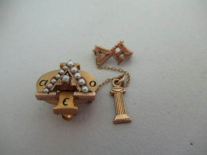 USA FRATERNITY PIN ALPHA PHI. MADE IN GOLD 10K. 1970. NAMED. MARKED. 1