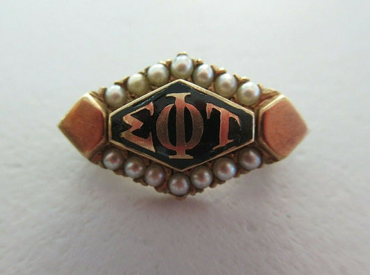 USA FRATERNITY PIN SIGMA PHI TAU. MADE IN GOLD. 1950. NAMED. 1572