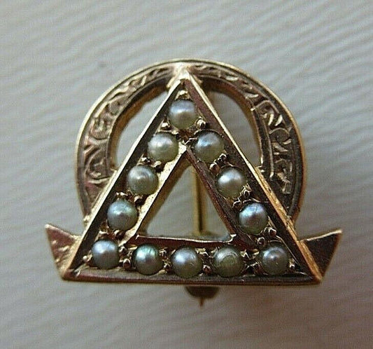 USA FRATERNITY PIN DELTA OMEGA. MADE IN GOLD. 1924. NAMED. MARKED. 122
