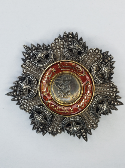 TURKEY ORDER OF MEDJIDIE GRAND CROSS BREAST STAR. MADE IN SILVER WITH GOLD CENTER. HALLMARKED.
MINOR DAMAGE. RR!