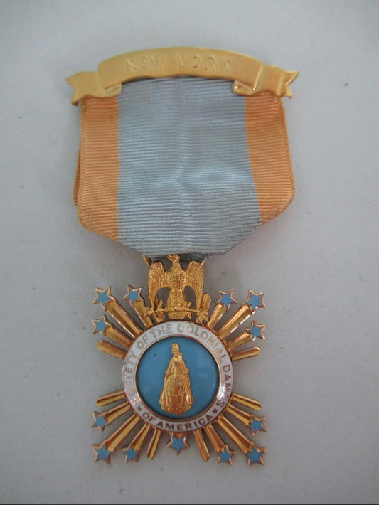 美国殖民地妇女协会徽章奖章。 1891.#558.在制作