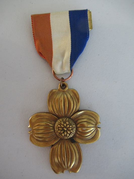USA SOCIETY BADGE CROSS FOR THE VALLEY FORGE TEACHERS. NAMED. DATED 1972. RR!