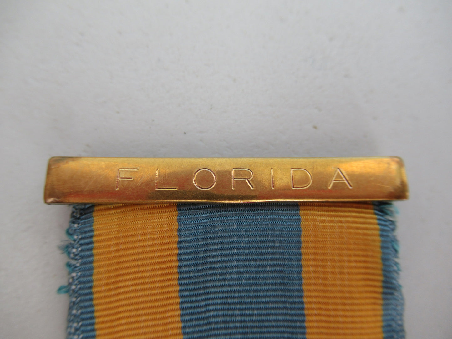 USA SOCIETY BADGE MEDAL FOR THE DAUGHTERS OF THE AMERICAN COLONIALISTS. GOLD FILLED. COMES WITH 7 NAMED RIBBON BARS AND A 'FLORIDA' TOP BAR. NAMED. NUMBERED, AND MARKED. RR!