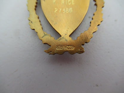 USA SOCIETY BADGE MEDAL FOR THE DAUGHTERS OF THE AMERICAN COLONIALISTS. GOLD FILLED. COMES WITH 7 NAMED RIBBON BARS AND A 'FLORIDA' TOP BAR. NAMED. NUMBERED, AND MARKED. RR!