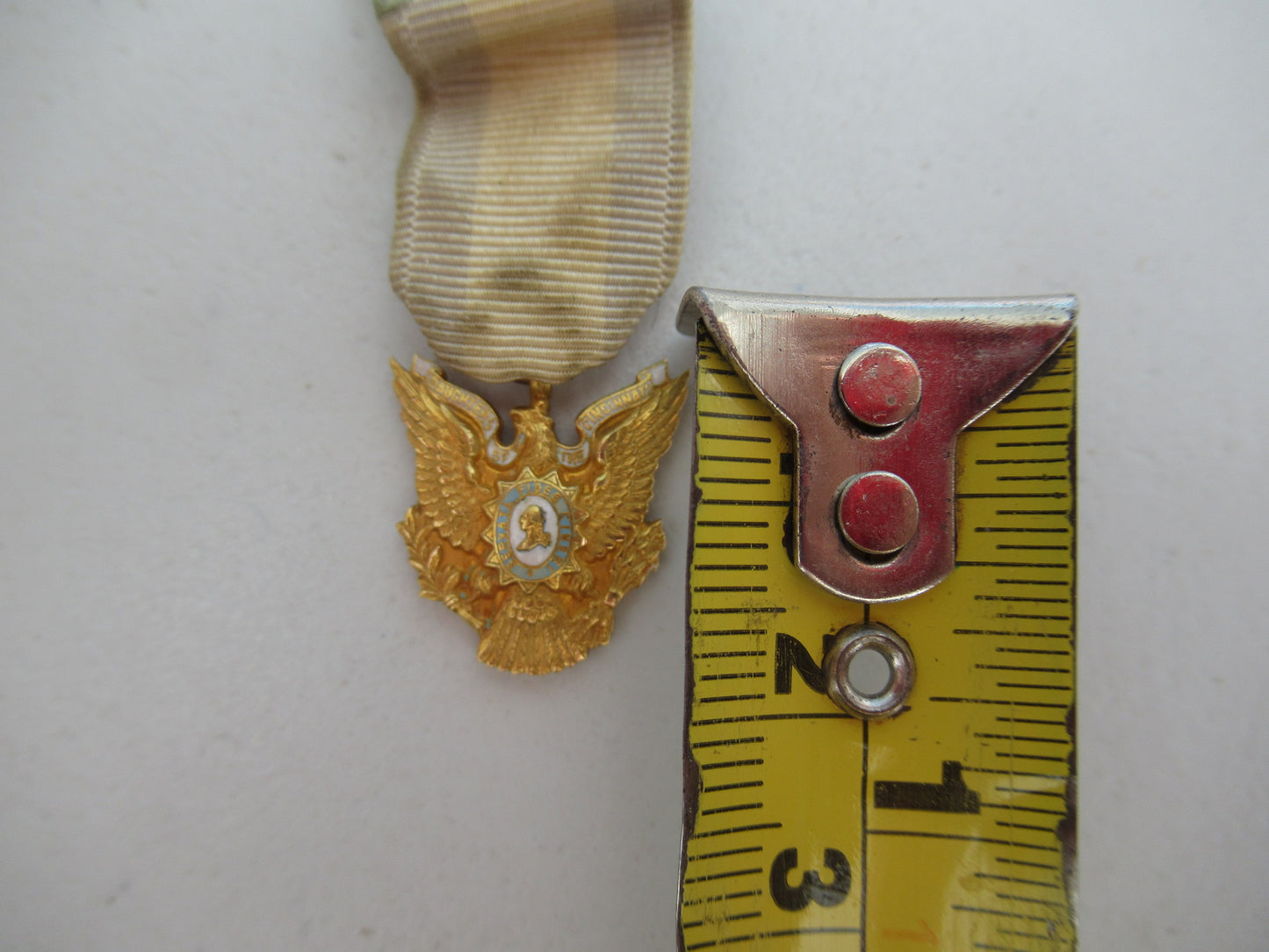 USA SOCIETY OF THE DAUGHTERS OF CINCINNATI BADGE MEDAL. MINIATURE MEDAL. MADE IN SOLID GOLD. NUMBERED 610. VERY RARE!