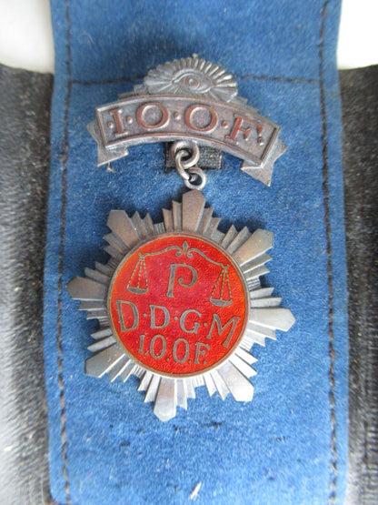 CANADA 1944 masonic lodge membership medal. NAMED. DATED. SILVER. MARKED STERLING! IN ORIGINAL POUCH.