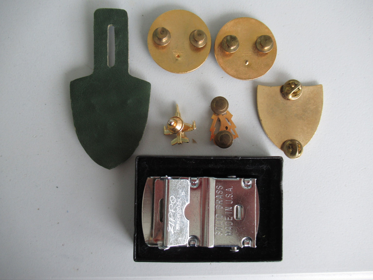 CANADA ASSORTED GROUP OF MILITARY UNIFORM BADGES, insignia, and NATO belt buckle.