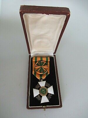 卢森堡橡木皇冠勋章军官级表壳。银。盒装。稀有的！