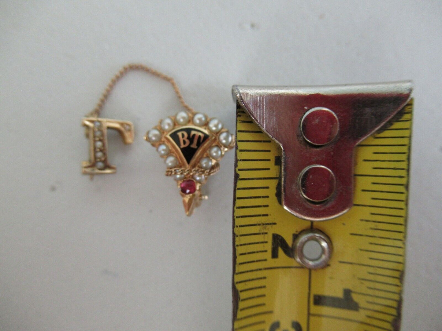 USA FRATERNITY PIN BETA TAU. MADE IN GOLD 14K. NAMED. MARKED. 1704