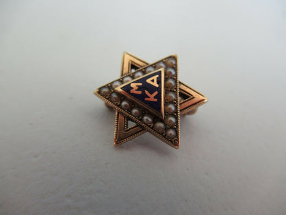 USA FRATERNITY PIN MU KAPPA ALPHA. MADE IN GOLD 14K. NAMED. 832