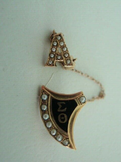 USA FRATERNITY PIN SIGMA THETA. MADE IN GOLD 10K. 584