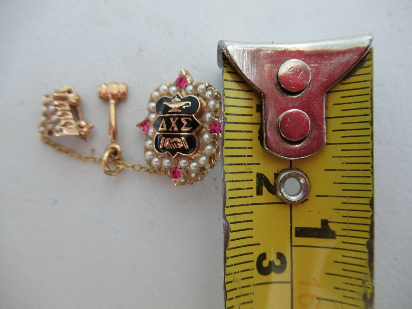 USA FRATERNITY PIN DELTA CHI SIGMA. MADE IN GOLD 10K. RUBIES. MARKED.