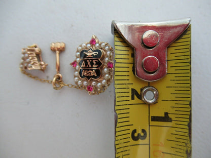 USA FRATERNITY PIN DELTA CHI SIGMA. MADE IN GOLD 10K. RUBIES. MARKED.
