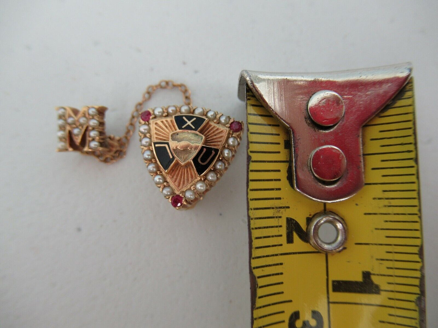 USA FRATERNITY SWEETHEART PIN. MADE IN GOLD 10K. RUBIES. MARKED. 1677