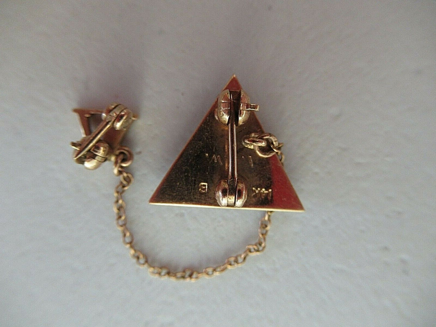 USA FRATERNITY PIN NU UPSILON GAMMA. MADE IN GOLD. MARKED. NAMED.1404