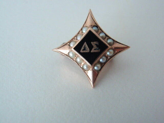 美国兄弟会徽章 Delta Sigma。 10K 金制成。珍珠。已标记。第252章