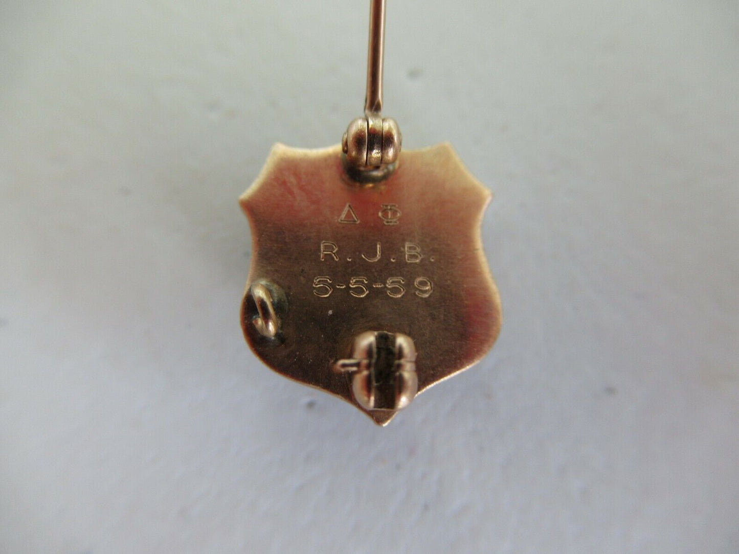 USA FRATERNITY PIN PHI THETA PI. MADE IN GOLD. 1959. NAMED. 923