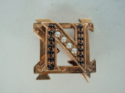 USA FRATERNITY PIN NU SIGMA NU. MADE IN GOLD. DATED 1895. NAMED. RARE!