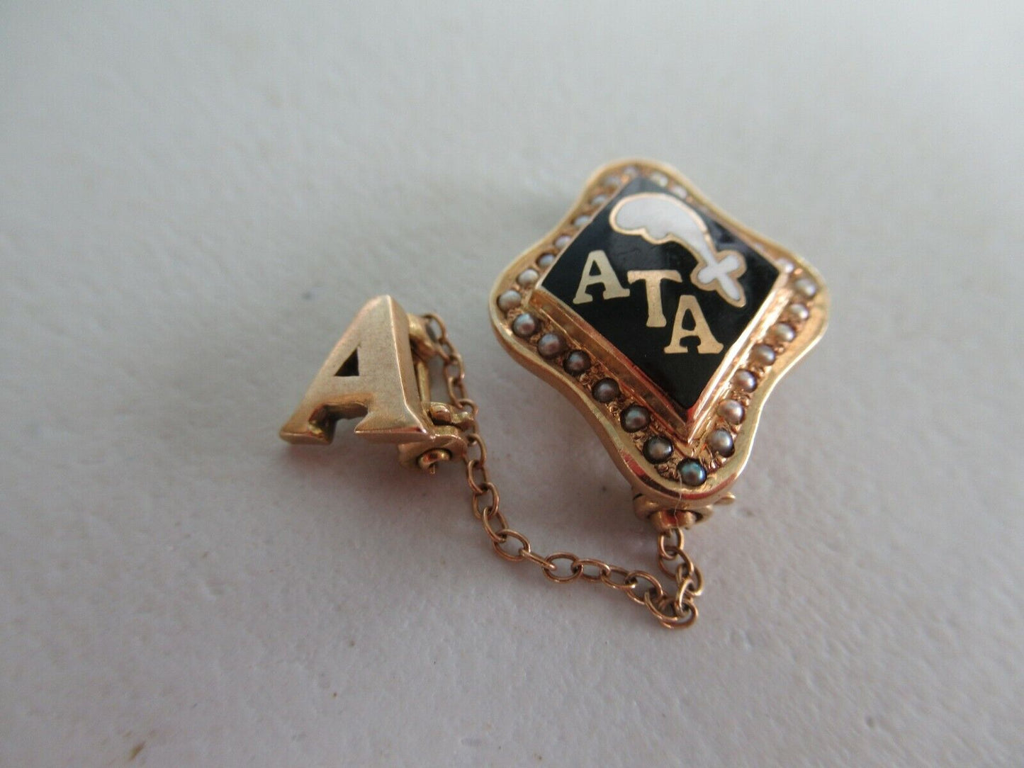 USA FRATERNITY PIN ALPHA TAU ALPHA. MADE IN GOLD 14K. NAMED. MARKED. 1