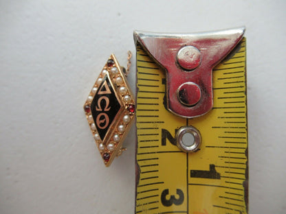 USA FRATERNITY PIN DELTA OMEGA THETA. MADE IN GOLD 14K RUBIES. NAMED M