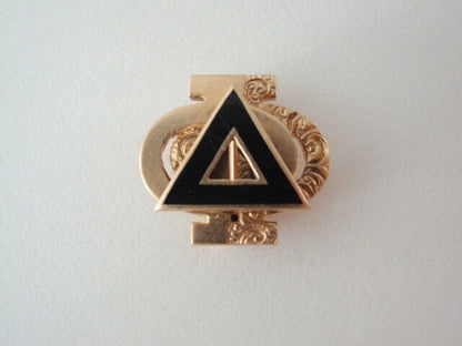 USA FRATERNITY PIN PHI DELTA PHI. MADE IN GOLD. 339