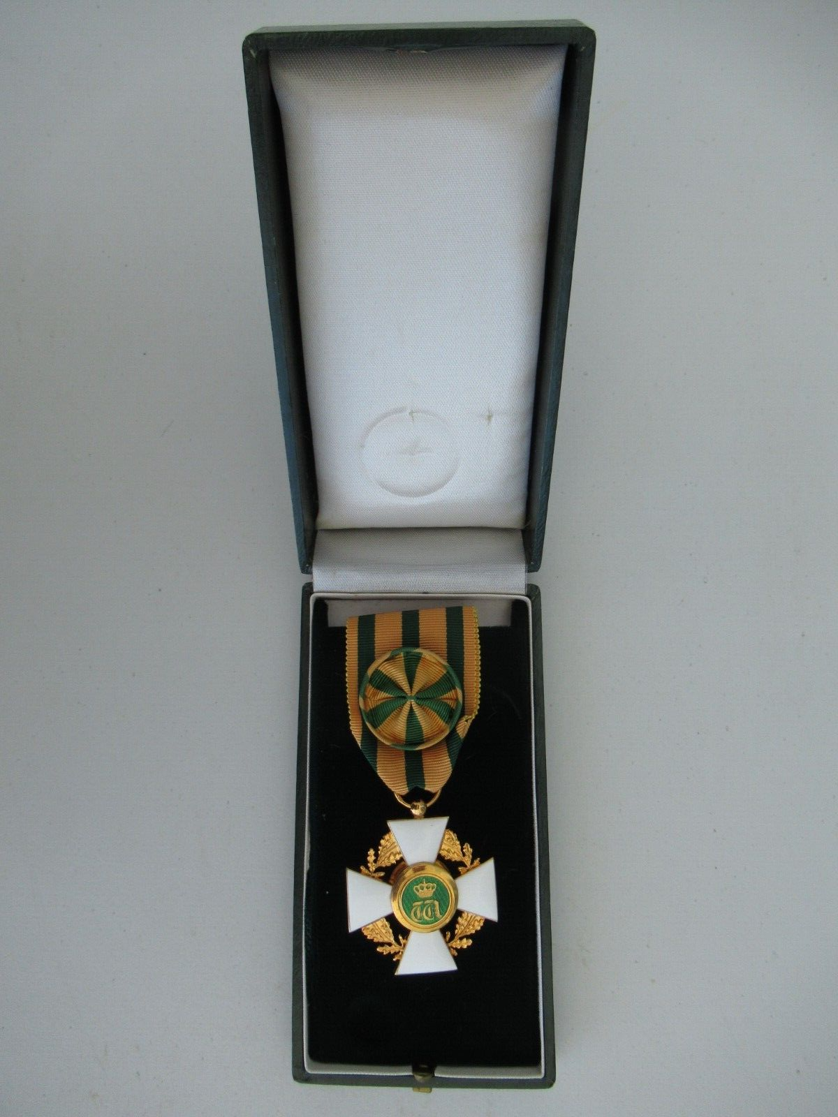 LUXEMBOURG OAKEN CROWN ORDER OFFICER GRADE CASED. SILVER. BOXED. RARE!