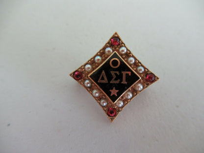 USA FRATERNITY PIN DELTA SIGMA GAMMA. MADE IN GOLD 10K. RUBIES. MARKED