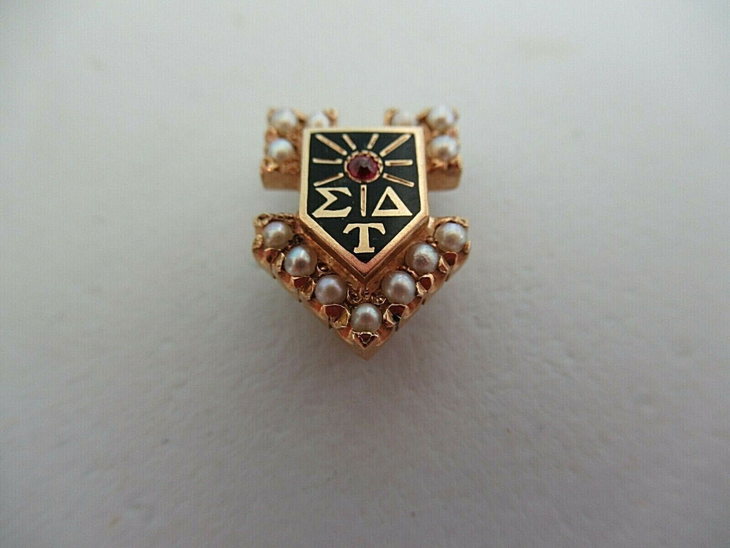 USA FRATERNITY PIN SIGMA DELTA TAU. MADE IN GOLD 14K. MARKED.1396