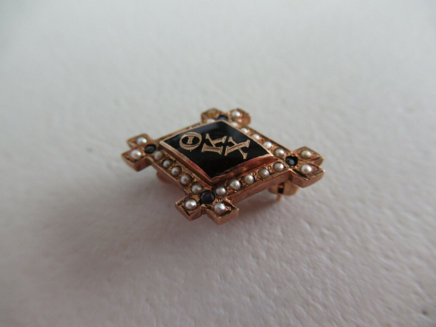 美国兄弟会 PIN THETA KAPPA CHI。 10K 金制成。红宝石。 985