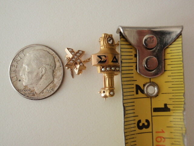 USA FRATERNITY PIN SIGMA TAU DELTA. MADE IN GOLD. 4.07GR! NAMED. 1952.