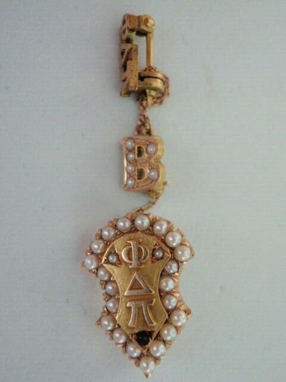 USA FRATERNITY PIN PHI DELTA PI. MADE IN GOLD. 1928. NAMED. 371