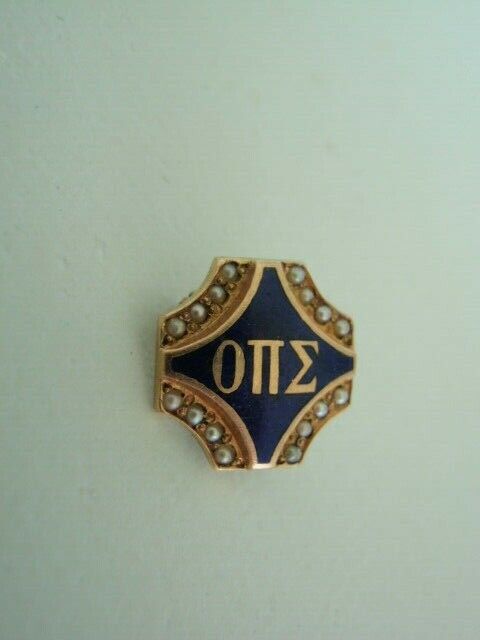 USA FRATERNITY PIN OMICRON PI SIGMA. MADE IN GOLD. NAMED. MARKED. 589