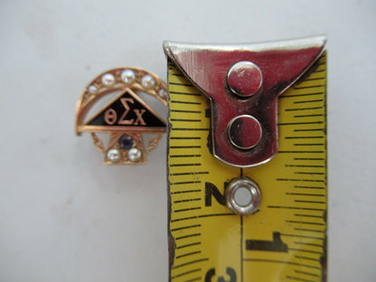 USA FRATERNITY PIN THETA SIGMA CHI. MADE IN GOLD 10K. NAMED. MARKED. 1