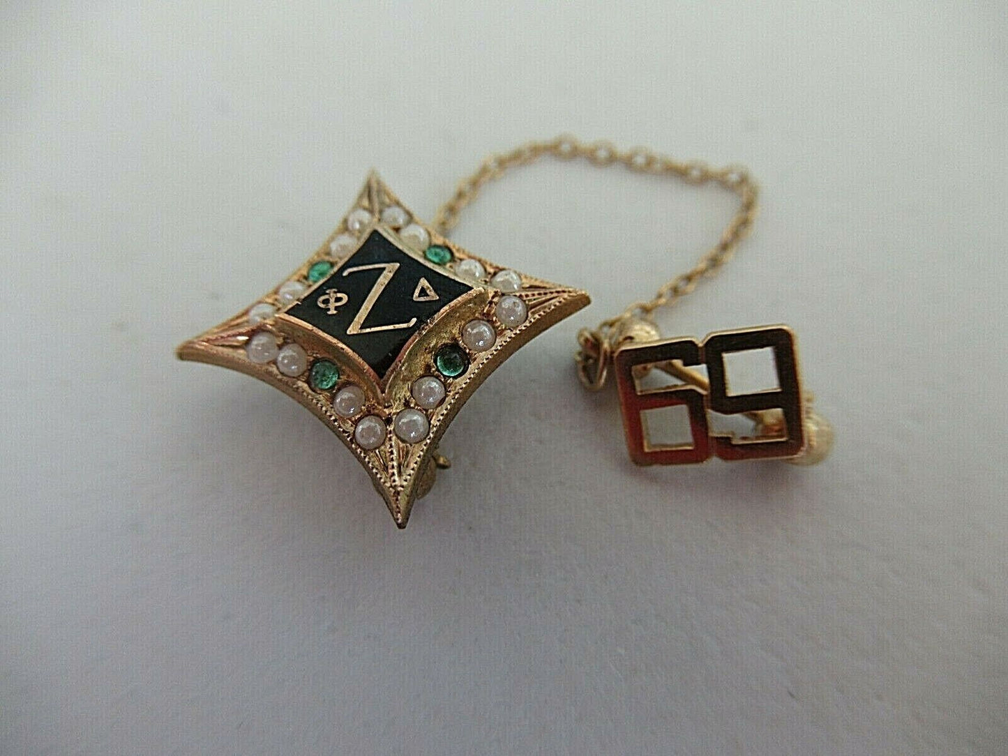 USA FRATERNITY PIN PHI ZETA DELTA. MADE IN GOLD FILLED. MARKED. 1333