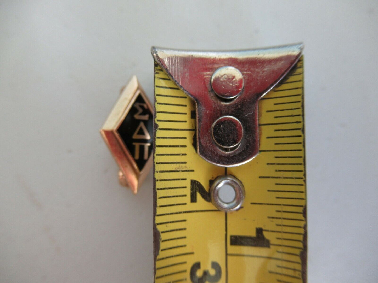 USA FRATERNITY PIN SIGMA DELTA PI. MADE IN GOLD 10K. NAMED. 180