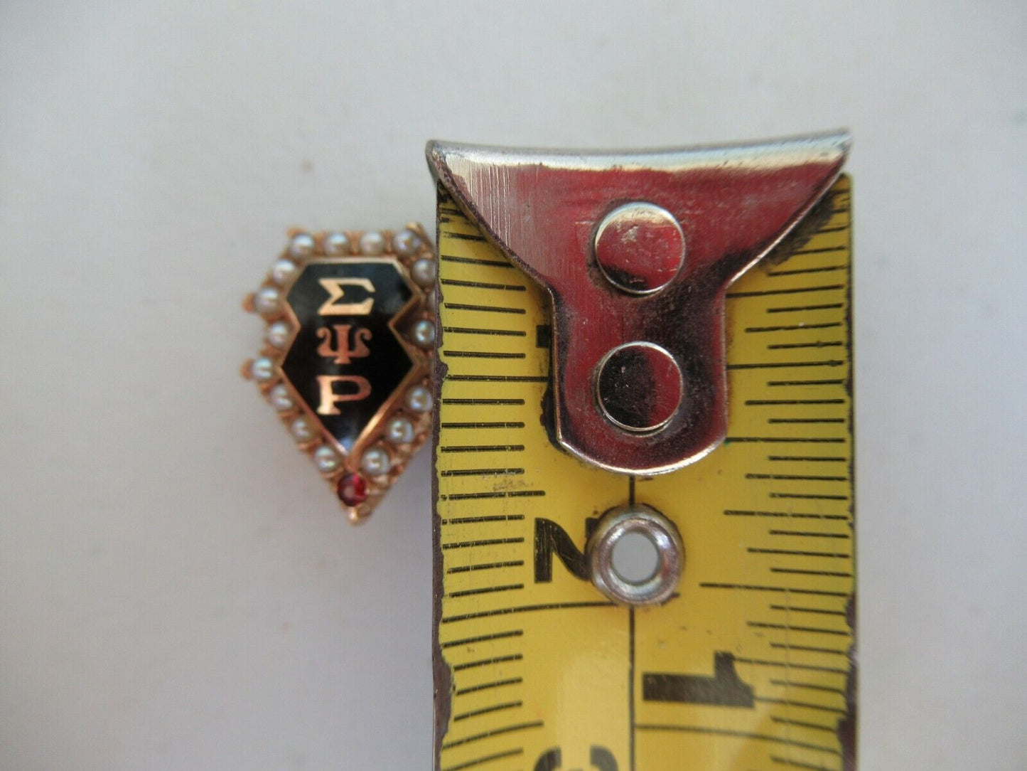 USA FRATERNITY PIN SIGMA PSI RHO. MADE IN GOLD 14K. MARKED.1395