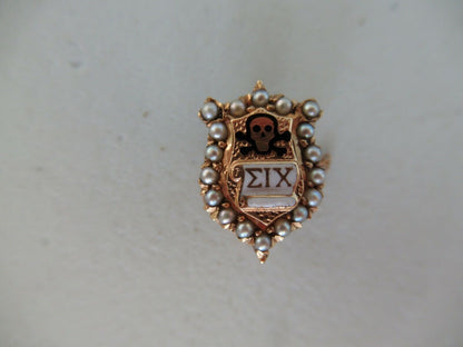 USA FRATERNITY PIN SIGMA IONA CHI. MADE IN GOLD 14K. NAMED. NUMBERED.