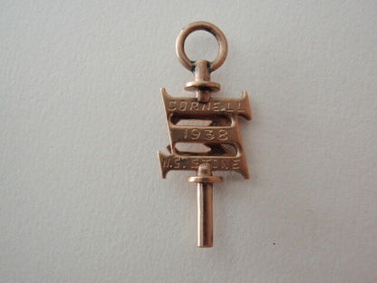USA FRATERNITY PIN SIGMA KEY. MADE IN GOLD. 1938. CORNELL. NAMED. 209