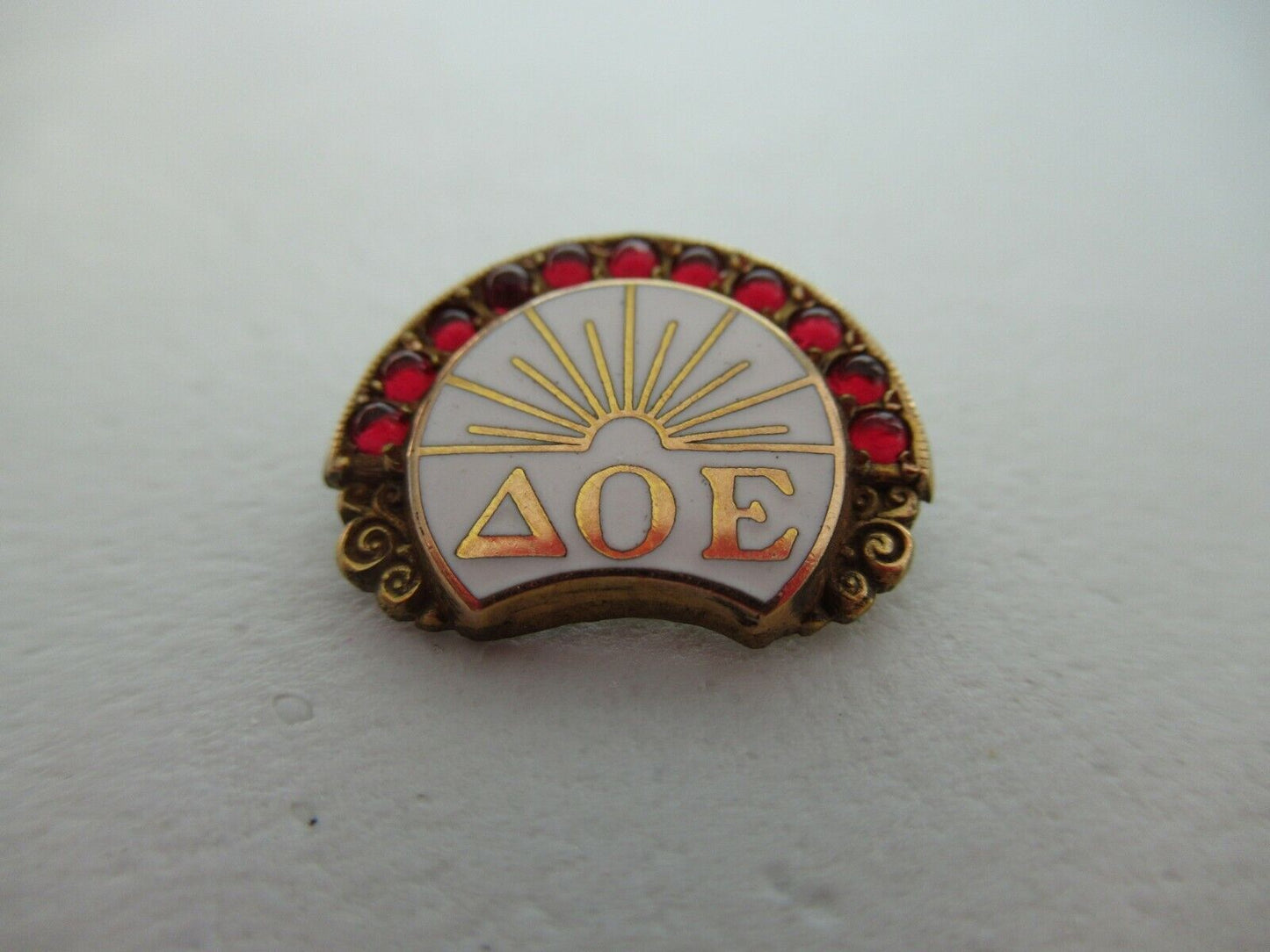 USA FRATERNITY PIN DELTA OMICRON EPSILON. MADE IN GOLD FILLED. MARKED.