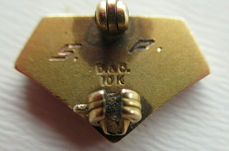 USA FRATERNITY PIN PHI OMICRON PI. MADE IN GOLD 10K. NAMED. MARKED, 13