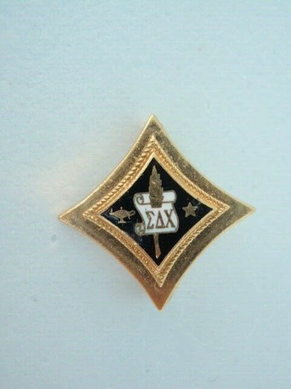 USA FRATERNITY PIN SIGMA DELTA CHI. MADE IN GOLD. 360