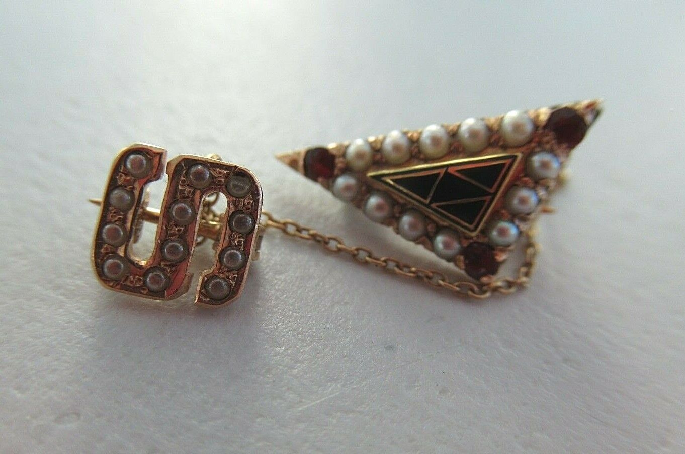 USA FRATERNITY PIN ALPHA DELTA DELTA. MADE IN GOLD. RUBIES. DATED. 149