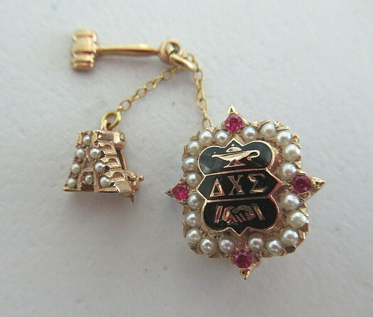 USA FRATERNITY PIN DELTA CHI SIGMA. MADE IN GOLD 10K. RUBIES. MARKED.